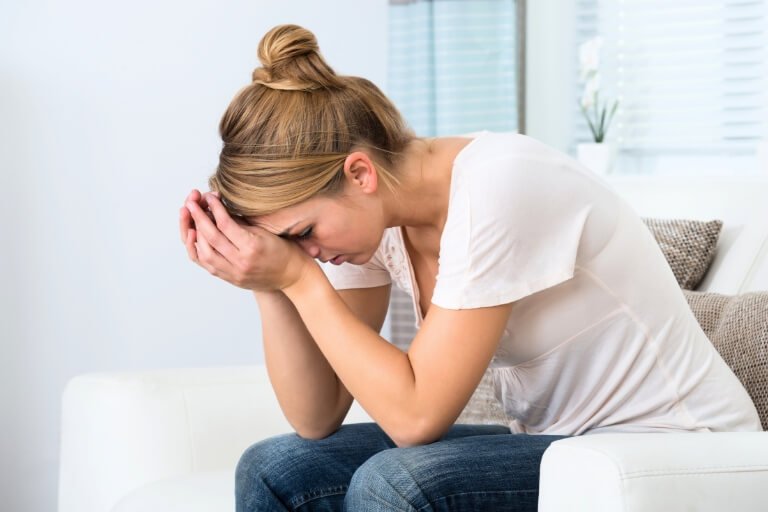 Mujer reflexionando sobre su situación